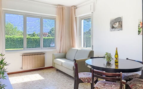 Carla: Møbel, Indretning, Gulvbelægning, Etage, Loft, Værelse, Couch, Bord, Belysning, Stue