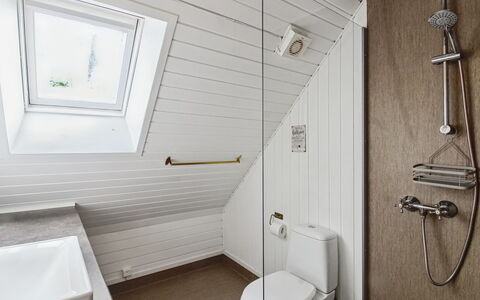 Terttu - 30Km from the Sea: Sanitærarmatur, Loft, Gulvbelægning, Etage, Badeværelse, Vvs, Lysarmatur, Toilet, Attic, Tap