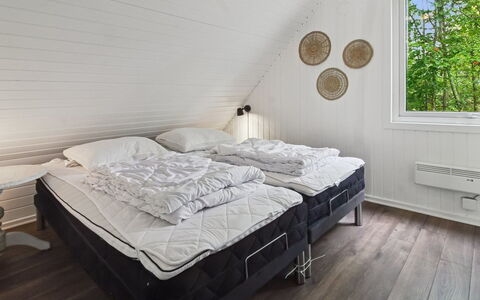 Terttu - 30Km from the Sea: Træ, Soveværelse, Indretning, Etage, Loft, Møbel, Gulvbelægning, Hjem, Seng, Sengetøj