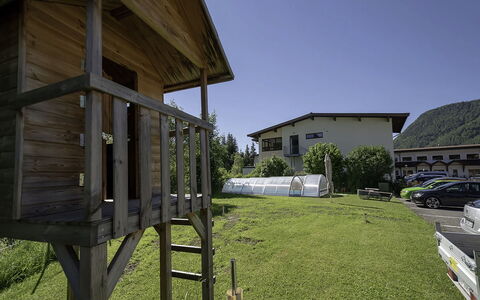 Sankt Ulrich am Pillersee 648: Sommerhus, Lawn, Gård, Bjælkehytte, Veranda, Backyard, Hårdttræ, Udendørs Struktur, Garden Bygninger, Skur