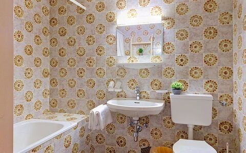 Sankt Ulrich am Pillersee 648: Gul, Sanitærarmatur, Badeværelse, Gulvbelægning, Indretning, Etage, Toiletbræt, Badeværelsesvask, Toilet, Vvs