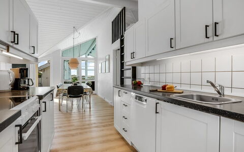 Gunnild - 200M to the Fjord: Køkken, Countertop, Indretning, Køkken Apparat, Loft, Gulvbelægning, Større Bandage, Cabinetry, Møbel, Etage