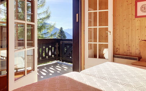Chalet Perry: Træ, Indretning, Møbel, Værelse, Etage, Gulvbelægning, Loft, Hårdttræ, Billedramme, Bejdse