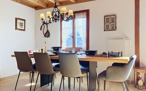 Chalet Perry: Møbel, Indretning, Gulvbelægning, Etage, Stol, Bord, Træ, Spisestue, Køkken & Spisebord, Trægulve