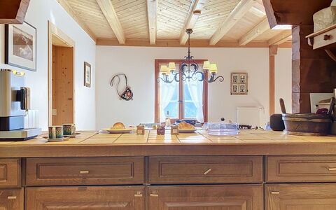 Chalet Perry: Møbel, Countertop, Træ, Gulvbelægning, Cabinetry, Indretning, Køkken, Loft, Etage, Lysarmatur