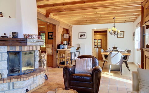 Chalet Perry: Møbel, Indretning, Træ, Stol, Loft, Værelse, Bord, Gulvbelægning, Stue, Etage