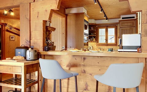 Chalet Perry: Møbel, Gulvbelægning, Træ, Indretning, Etage, Stol, Køkken, Barstol, Loft, Bord