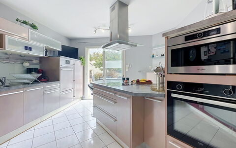 La Lilla, à 15 Min de Pornic: Køkken Apparat, Køkken, Countertop, Større Bandage, Cabinetry, Gulvbelægning, Indretning, Husholdningsapparat, Komfur, Møbel
