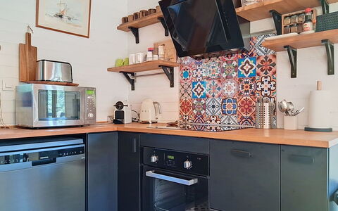 Pignots: Køkken, Køkken Apparat, Indretning, Møbel, Countertop, Større Bandage, Træ, Cabinetry, Gulvbelægning, Værelse