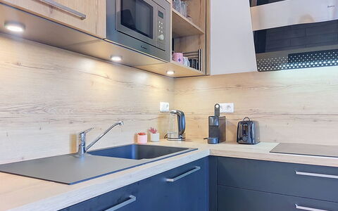 Clos du Savoy: Køkken, Countertop, Køkken Apparat, Cabinetry, Større Bandage, Træ, Gulvbelægning, Indretning, Husholdningsapparat, Sanitærarmatur