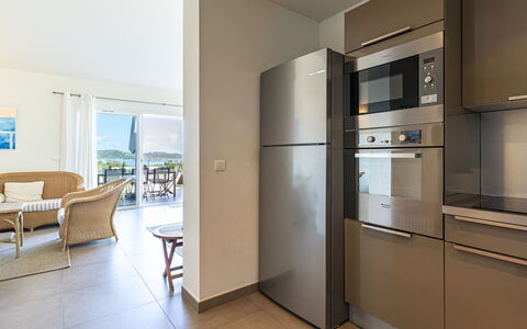 Cala Rossa: Møbel, Gulvbelægning, Indretning, Køkken, Countertop, Etage, Cabinetry, Loft, Køkken Apparat, Større Bandage