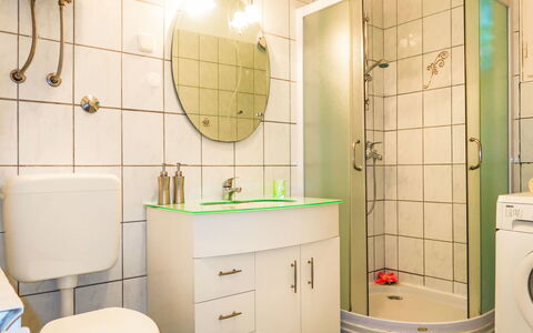 Mateja: Badeværelsesvask, Toiletbræt, Sanitærarmatur, Badeværelse, Toilet, Indretning, Håndvask, Gulvbelægning, Etage, Spejl