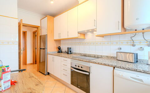 Joaninha: Køkken, Gulvbelægning, Træ, Indretning, Countertop, Etage, Større Bandage, Cabinetry, Køkken Apparat, Loft