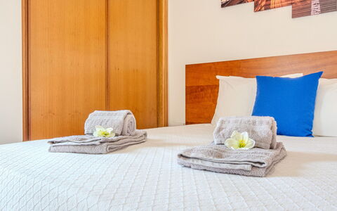 Joaninha: Indretning, Gulvbelægning, Træ, Møbel, Etage, Værelse, Loft, Seng, Belysning, Soveværelse