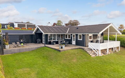 Takenya - 400M from the Sea: Tag, Hjem, Sommerhus, Veranda, Estate, Skygge, Sidespor, Lawn, Gård, Landscaping