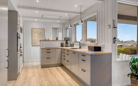 Takenya - 400M from the Sea: Køkken, Countertop, Gulvbelægning, Køkken Apparat, Træ, Cabinetry, Indretning, Loft, Større Bandage, Møbel
