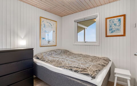 Takenya - 400M from the Sea: Træ, Soveværelse, Gulvbelægning, Etage, Seng, Sengetøj, Indretning, Loft, Bed Frame, Sengetøj