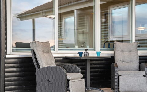 Takenya - 400M from the Sea: Møbel, Udendørs Møbler, Stol, Wicker, Komfort, Veranda, Altan, Kaffebord, Armlæn