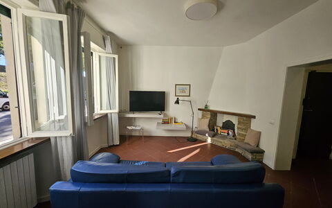Adele: Møbel, Indretning, Gulvbelægning, Etage, Træ, Loft, Værelse, Belysning, Stue, Couch