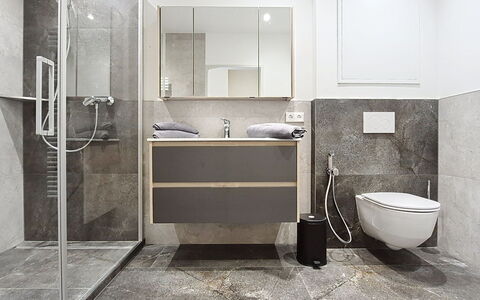 Radstadt 26: Gulvbelægning, Sanitærarmatur, Etage, Indretning, Badeværelsesskab, Badeværelse, Toilet, Spejl, Toiletbræt, Håndvask