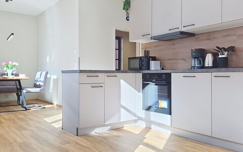 Radstadt 26: Gulvbelægning, Indretning, Køkken Apparat, Møbel, Etage, Countertop, Køkken, Cabinetry, Træ, Større Bandage