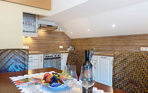Wohlfühlnest St. Michael: Indretning, Køkken, Møbel, Træ, Gulvbelægning, Countertop, Loft, Etage, Hjem, Belysning