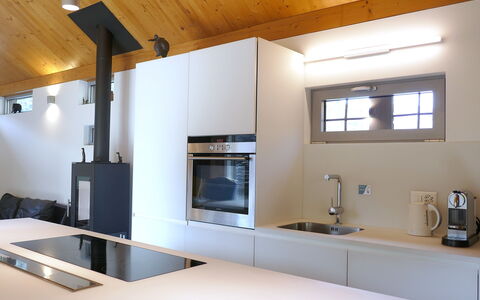 Valserhaus: Indretning, Køkken, Gulvbelægning, Countertop, Væg, Træ, Loft, Etage, Møbel, Cabinetry