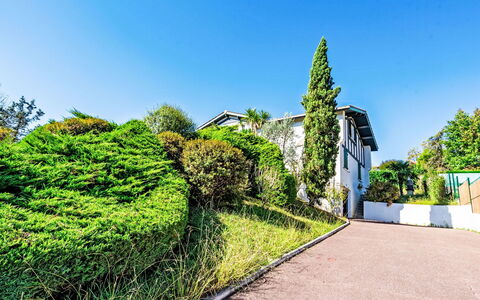 Agintza: Mursten, Estate, Have, Forstad, Indkørsel, Landscaping, Gård, Hacienda, Stuehus, Backyard