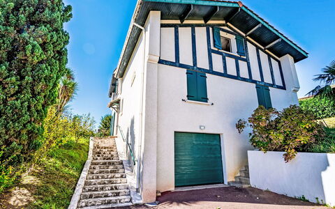 Agintza: Mursten, Estate, Have, Forstad, Indkørsel, Landscaping, Gård, Hacienda, Stuehus, Backyard