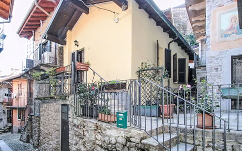 Santa Lucia: Mursten, Estate, Have, Forstad, Indkørsel, Landscaping, Gård, Hacienda, Stuehus, Backyard