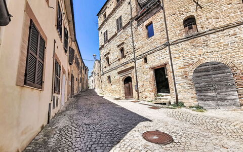 Dimora Castello: Mursten, Estate, Have, Forstad, Indkørsel, Landscaping, Gård, Hacienda, Stuehus, Backyard