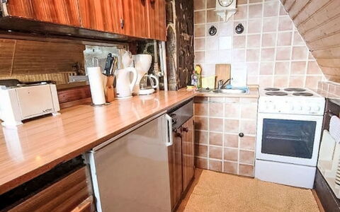 Svahová 1: Træ, Køkken, Countertop, Større Bandage, Møbel, Gulvbelægning, Køkken Apparat, Komfur, Cabinetry, Etage