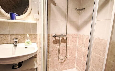 Svahová 1: Badeværelse, Sanitærarmatur, Badeværelsesvask, Etage, Gulvbelægning, Indretning, Toilet, Håndvask, Toiletbræt, Værelse
