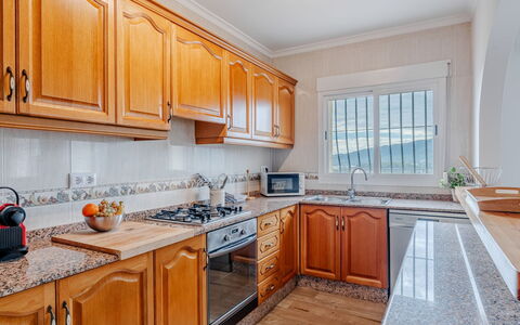 Vista Xalo: Køkken, Countertop, Cabinetry, Træ, Gulvbelægning, Større Bandage, Køkken Apparat, Indretning, Hjem, Etage