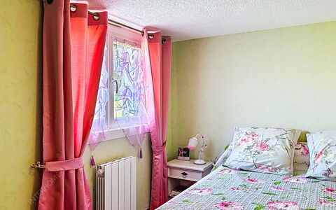 La Cabrette: Møbel, Indretning, Væg, Værelse, Træ, Etage, Gardin, Textile, Lyserød, Soveværelse