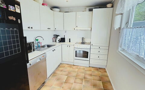 Hauken: Køkken Apparat, Køkken, Gulvbelægning, Større Bandage, Countertop, Etage, Cabinetry, Indretning, Husholdningsapparat, Komfur