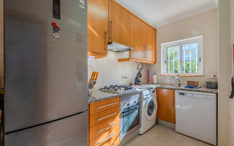 Encosta São José Escape: Køkken Apparat, Køkken, Større Bandage, Countertop, Cabinetry, Gulvbelægning, Køleskab, Husholdningsapparat, Træ, Komfur