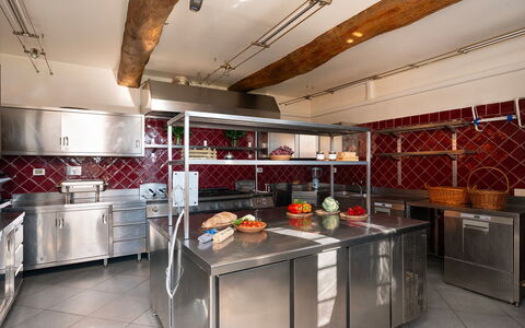 Villa Poggio Bellavista 8: Belysning, Loft, Indretning, Gulvbelægning, Køkken, Lysarmatur, Countertop, Naturmateriale, Design, Køkken Apparat