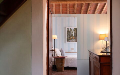 Villa Poggio Bellavista 8: Væg, Indretning, Møbel, Træ, Seng, Soveværelse, Gulvbelægning, Etage, Belysning, Loft