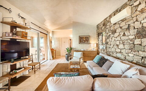 Villa Ananda 8: Møbel, Couch, Væg, Indretning, Træ, Gulvbelægning, Stue, Loft, Hjem, Etage