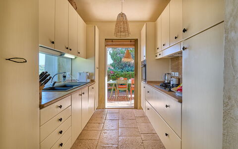 Villa Ananda 8: Countertop, Køkken, Cabinetry, Køkken Apparat, Gulvbelægning, Indretning, Møbel, Træ, Større Bandage, Etage