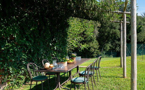 Villa del Poggio D'Oro 8: Møbel, Udendørs Møbler, Bord, Udendørs Bord, Have, Skygge, Bunddække, Stol, Lawn, Backyard