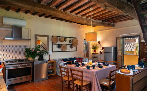 Villa del Poggio D'Oro 8: Møbel, Væg, Indretning, Gulvbelægning, Træ, Hjem, Belysning, Køkken, Bord, Stol