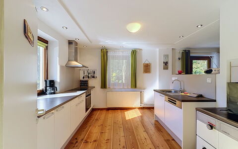 Ferienhaus Huber: Indretning, Gulvbelægning, Køkken, Træ, Countertop, Etage, Loft, Lysarmatur, Møbel, Trægulve