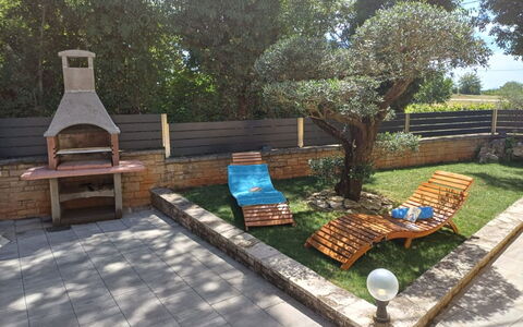 Martina: Møbel, Have, Udendørs Møbler, Skygge, Backyard, Flise, Lawn, Landscaping, Bejdse, Gård
