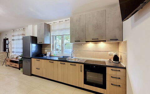 Martina: Køkken, Køkken Apparat, Countertop, Møbel, Større Bandage, Indretning, Cabinetry, Gulvbelægning, Træ, Etage