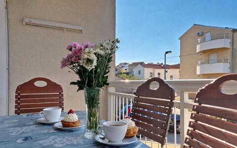 Vodice 603: Møbel, Udendørs Møbler, Lejlighed, Stol, Udendørs Bord, Altan, Køkken & Spisebord, Blomsterkrukke, Stueplante, Kaffebord