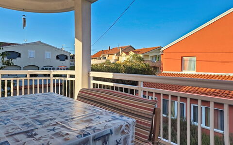 Vodice 603: Boligområde, Hjem, Veranda, Hus, Altan, Lejlighed, Bejdse, Skygge, Dæk, Udendørs Møbler
