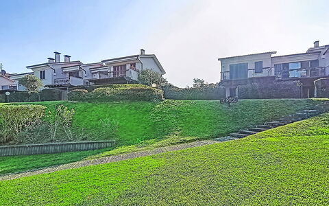 Casa Prais: Græs, Landskab, Boligområde, Land Lot, Lawn, Have, Estate, Gård, Landscaping