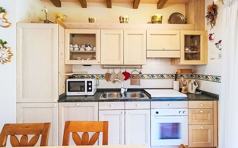 Casa Prais: Møbel, Køkken, Indretning, Køkken Apparat, Countertop, Cabinetry, Gulvbelægning, Træ, Større Bandage, Værelse